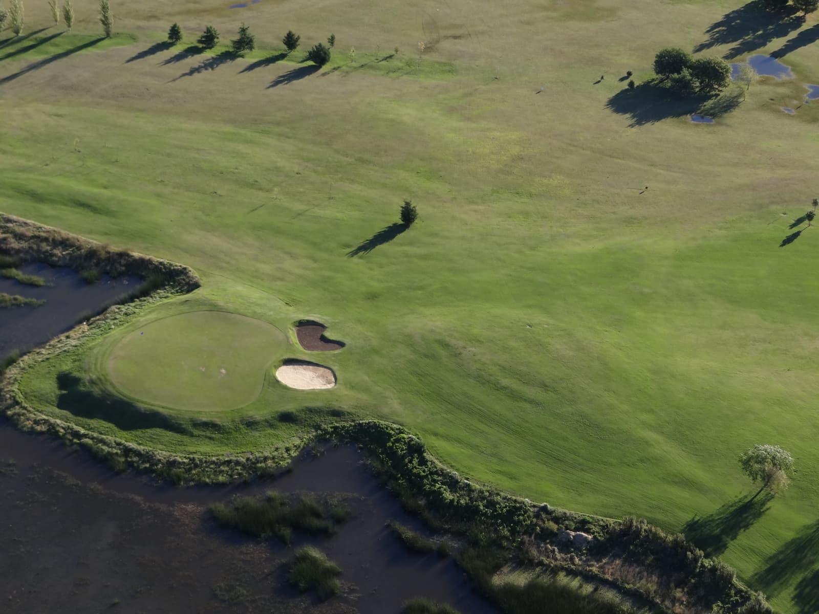 Vista aérea del green y los lagos de la cancha del Laprida Golf Club